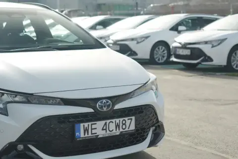 Białe Toyoty, gotowe do jazdy. Usługa toyota kinto zapewnia mobilność.