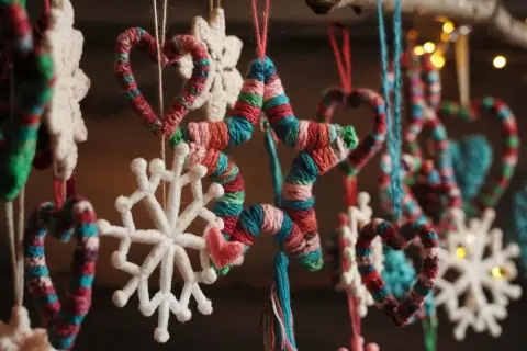 Ludowe ozdoby choinkowe DIY: Stwórz magię świąt krok po kroku