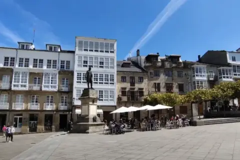 Plaza con estatuas y terrazas, ideal para disfrutar de un día de **que hacer en Viveiro**.