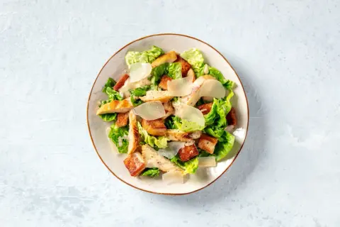 En läcker caesarsallad med kyckling, krutonger och parmesan. Ett perfekt caesarsallad recept för en snabb lunch.