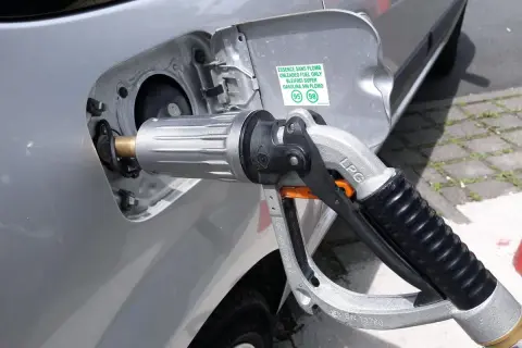 Tankowanie LPG. W razie odmrożenia gazem LPG co robić? Zabezpiecz miejsce i wezwij pomoc.