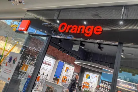 Salon Orange. Promocja: konto ważne rok Orange, światłowód i Netflix 12 mies. w prezencie.