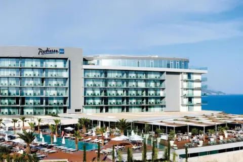 Nowoczesny hotel Radisson Blu Split z basenem i tarasem z widokiem na morze.