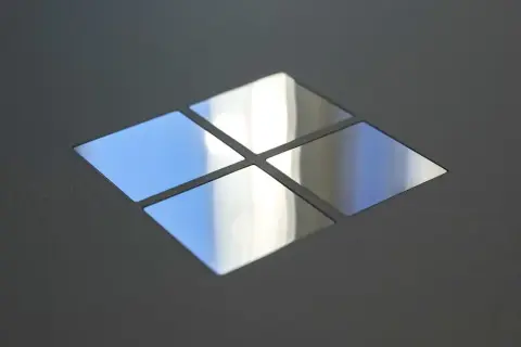 Cztery kwadratowe, lustrzane panele tworzą symbol Windows. Gdy system szwankuje, warto uruchomić `sfc scannow`.