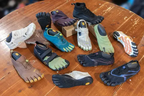 Una collezione di scarpe con dita a cosa servono: calzature minimaliste per un'esperienza di camminata naturale e un migliore contatto con il terreno.
