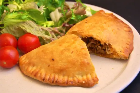 Gyldene piroger med kjøttfyll, servert med frisk salat og cherrytomater. Et deilig pirog recept!
