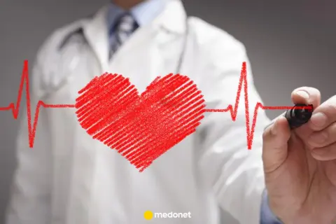 Lekarz rysuje serce i linię EKG, symbolizując troskę o zdrowie. Nitrendypina Egis pomaga utrzymać prawidłowe ciśnienie.