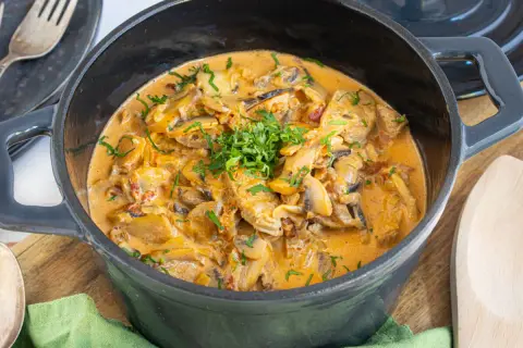 Ein **schneller Filettopf** aus dem **Backofen**, cremig mit Pilzen und Speck, garniert mit Petersilie.