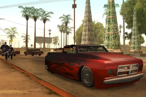 Akcja w San Andreas: czerwony wóz z płomieniami, strzelanina i uciekający gang.