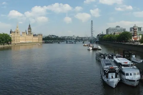 Nad jaką rzeką leży Londyn? Odkryj tajemnice Tamizy i jej znaczenie
