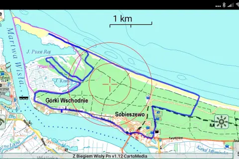 Mapa z zaznaczoną trasą rowerową w Sobieszewie, wzdłuż Martwej Wisły. Widoczna skala 1 km.
