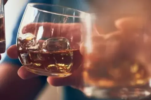 Alkohol a cukier: Od wzrostu po groźny spadek. Jak pić bezpiecznie?