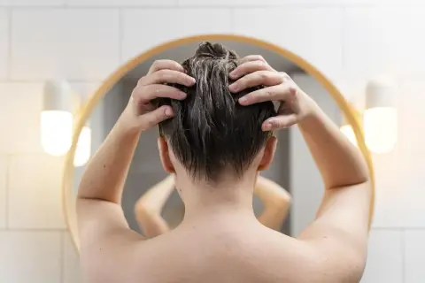 Ile trzymać peeling na głowie? Uniknij błędów i zadbaj o skórę głowy