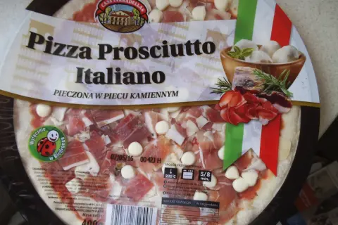 Pizza Prosciutto Italiano z Biedronki, pieczona w piecu kamiennym. Zastanawiasz się, ile kosztuje pizza w Biedronce? Ta wygląda apetycznie!