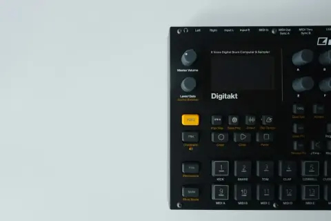 Black Digitakt drum machine with buttons and knobs. This powerful free drum machine is ready to create beats.