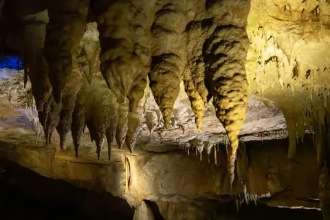 Imponujące stalaktyty i stalagmity w Jaskini Prometeusza w Gruzji tworzą niezwykłą podziemną krainę.
