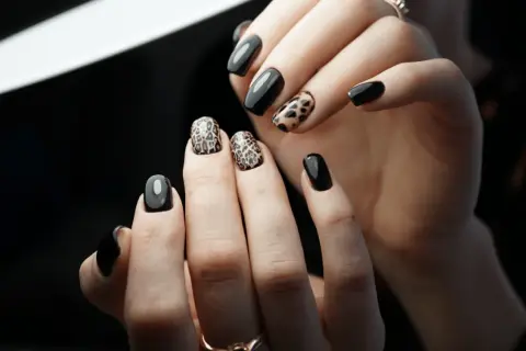 Jaki manicure do czarnej sukienki? Kompletny poradnik