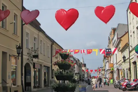 Ulica ozdobiona sercami i flagami, tworząca atmosferę miasta zakochanych w Polsce.