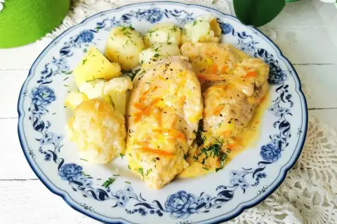 Filet z indyka w sosie własnym z marchewką i koperkiem, podany z ziemniakami i kalafiorem. Ania gotuje pyszny obiad!