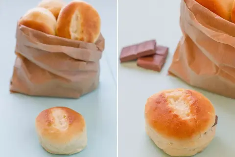 Pan de leche recién horneado, perfecto para rellenar con chocolate.
