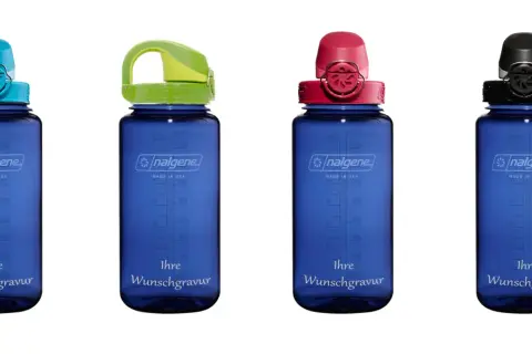 Vier blaue Nalgene Trinkflaschen Everyday OTF mit unterschiedlichen Deckelfarben: türkis, grün, rot und schwarz.