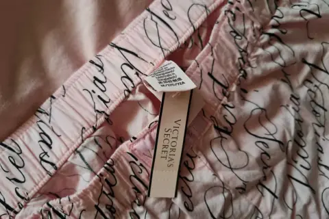 Piżamy Victoria's Secret: Przewodnik po rozmiarach, modelach i cenach