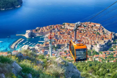 Vue panoramique de Dubrovnik, avec le téléphérique offrant une perspective unique sur la vieille ville et ses activités.