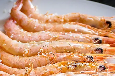 Gambas rosadas y jugosas, listas para cocer. Un plato sencillo y delicioso.