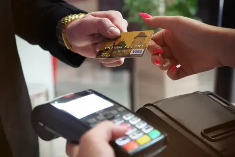 Jak działa debet w ING? Warunki, opłaty i konsekwencje korzystania z konta debetowego