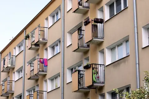 Czy można palić na balkonie w bloku? Poznaj przepisy i ograniczenia