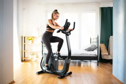 Rower stacjonarny: Jak trenować, by schudnąć i uniknąć kontuzji?
