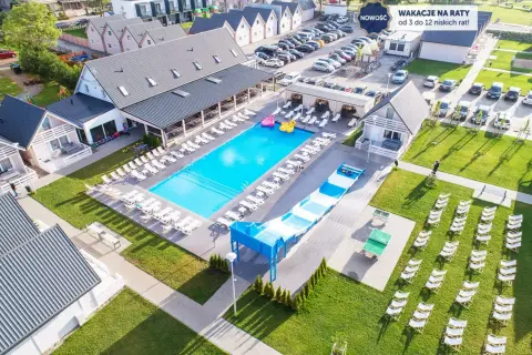 Idealny holiday park & resort gdzie najlepiej? Basen, zjeżdżalnia, leżaki i mnóstwo zieleni. Wakacje na raty od 3 do 12 niskich rat!