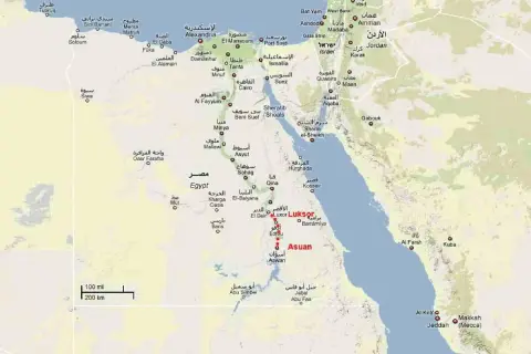 Mapa Egiptu i okolic. Na wschodzie widać Morze Czerwone, a na zachodzie pustynię. Na północy znajduje się Morze Śródziemne. Graniczy z Egiptem Izrael, Jordania i Sudan.