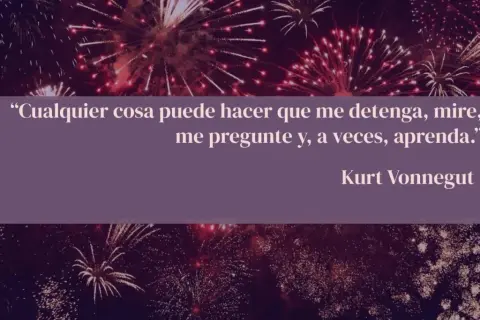Fuegos artificiales iluminan la noche, acompañando frases de superación personal. Kurt Vonnegut nos enseña a aprender de todo.