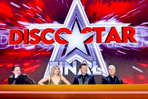 Czterech jurorów siedzi za stołem, a nad nimi logo "Disco Star Finał". To oni decydują o tym, które piosenki trafią do finałowego odcinka.
