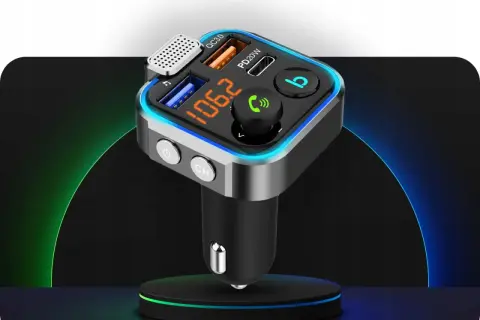 Nowoczesny transmiter FM z wyświetlaczem 106.2, portami USB i przyciskiem Bluetooth.