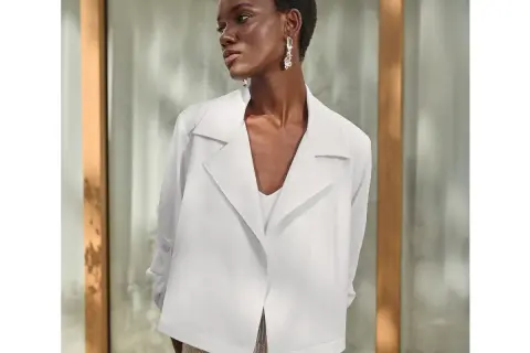 Elegancka biała marynarka Joseph Ribkoff, idealna do letnich stylizacji. Modelka prezentuje ją z subtelną bluzką.