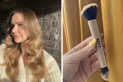 Une femme au teint lumineux pose à côté d'un pinceau REFY. Quel pinceau pour fond de teint choisir pour un fini naturel ?
