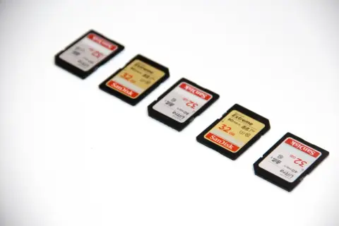 Cinque schede SD SanDisk da 32 GB disposte in diagonale. Utili per espandere la memoria di dispositivi, scopri cos'è una scheda SD.