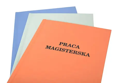 Trzy okładki prac magisterskich w różnych kolorach: pomarańczowa, jasnoszara i niebieska. Określają cel i zakres pracy.