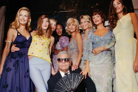 Iconiche modelle famose posano con Karl Lagerfeld, un momento indimenticabile della moda.