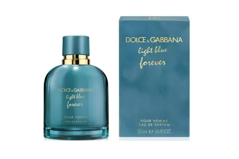 Błękitna butelka i pudełko perfum Dolce & Gabbana Light Blue Forever Pour Homme. Zapach, który trwa wiecznie.