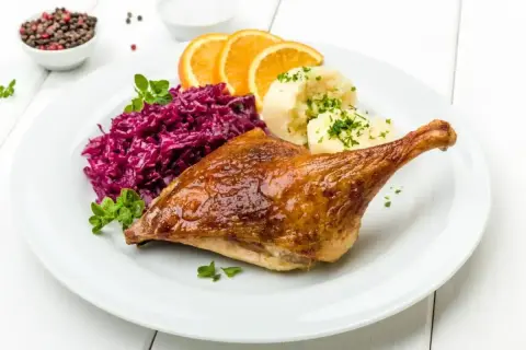 Pieczona kaczka z purée ziemniaczanym, czerwoną kapustą i pomarańczą. Idealna marynata do kaczki podkreśla smak dania.