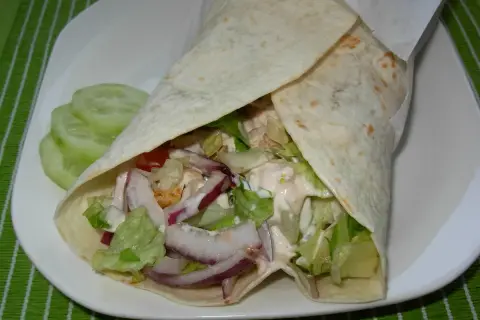 Pyszny kebab w tortilli z kurczakiem, warzywami i sosem. Idealny sposób, jak zrobić kebab w tortilli w domu.
