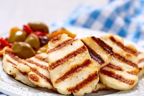 Czy halloumi jest zdrowy? Odkryj jego korzyści i zagrożenia zdrowotne