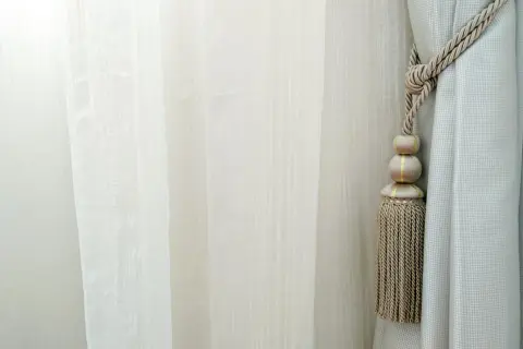 Eleganckie chwosty do zasłon jak zamontować? Zobacz, jak sznur ozdobny z frędzlem pięknie podkreśla zasłonę.