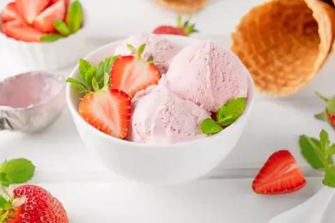 Un bol de glace à la fraise facile et rapide, garni de fraises fraîches et de menthe. Parfait pour une pause gourmande.