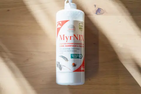 Flaska med MyrNIX, ett naturprodukt baserat på kiselgur, effektivt mot krypande skadeinsekter.