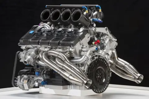 Potężny silnik Volvo 4.4 V8 Yamaha z czterema wlotami powietrza i błyszczącymi kolektorami wydechowymi.