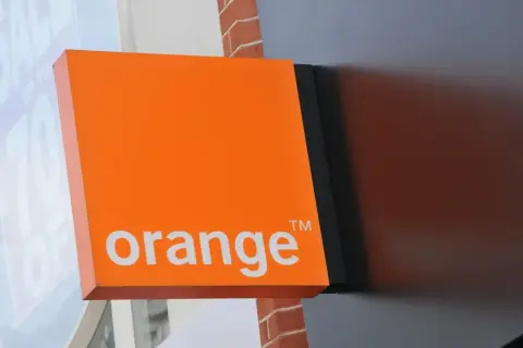 Pomarańczowy szyld Orange z logo. Chcesz wiedzieć, jak sprawdzić stan konta Orange?